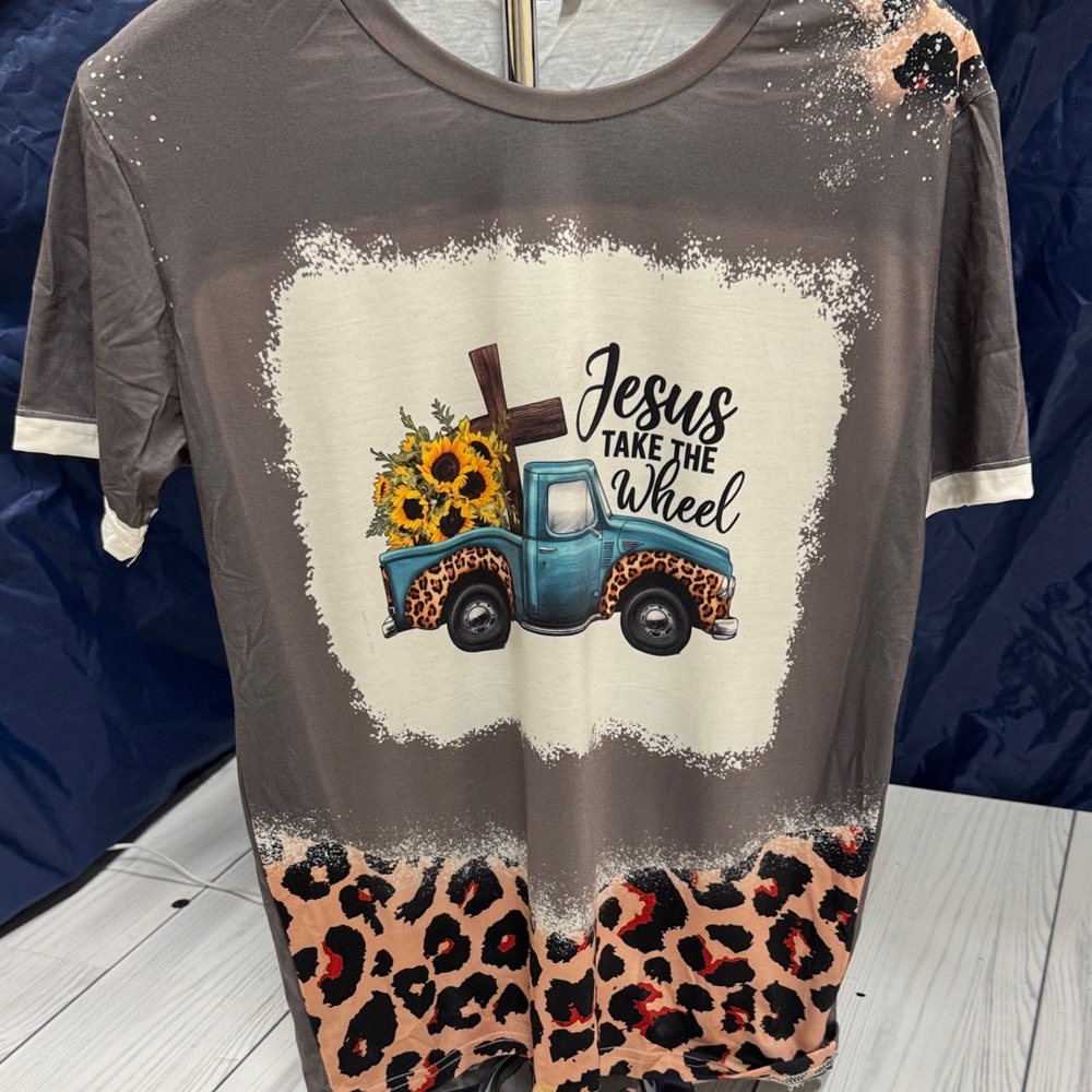 Gray Graphic Women's Tee with Leopard Print